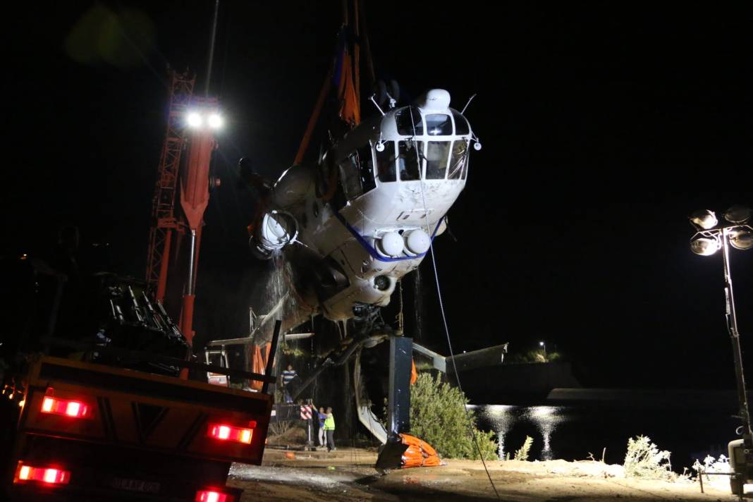 Adana'da göle düşen helikopterin enkazı JAK ve SAK Timleri tarafından çıkarıldı 7